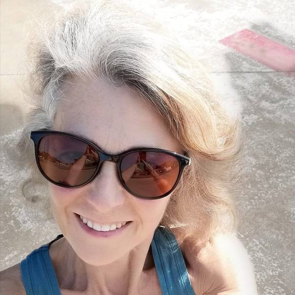 Profile Picture of Becky Fixter (@beckster1964) on Poshmark