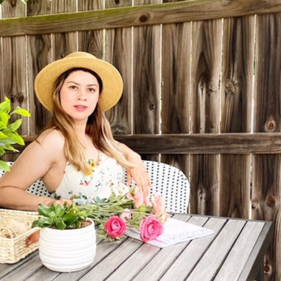Profile Picture of Lily Miranda (@gely002) on Poshmark