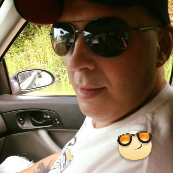 Profile Picture of Brad Cline (@mrinbetween70) on Poshmark