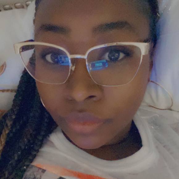 Profile Picture of Kenisha Edwards (@kenishae92) on Poshmark