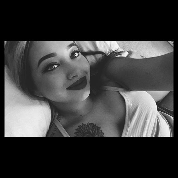 Profile Picture of Danielle Valderas (@danielledianee) on Poshmark