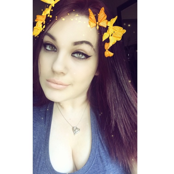 Profile Picture of Angie Warrer (@angiewarrerx) on Poshmark