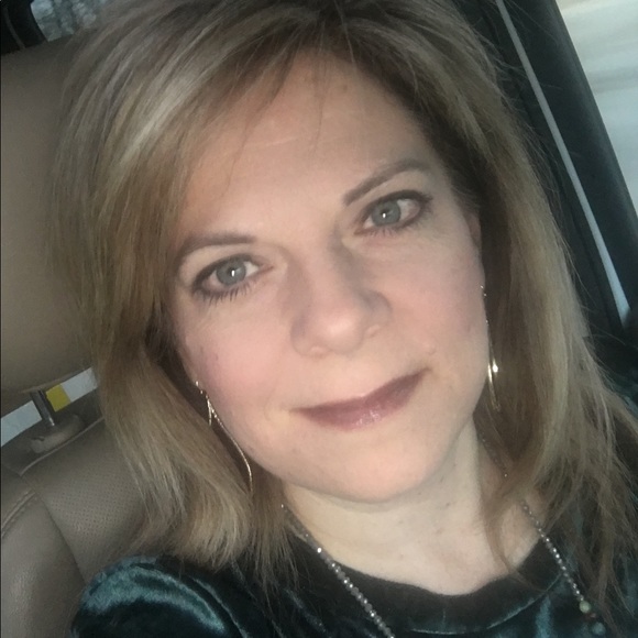 Profile Picture of Lori Reesing (@busylori) on Poshmark