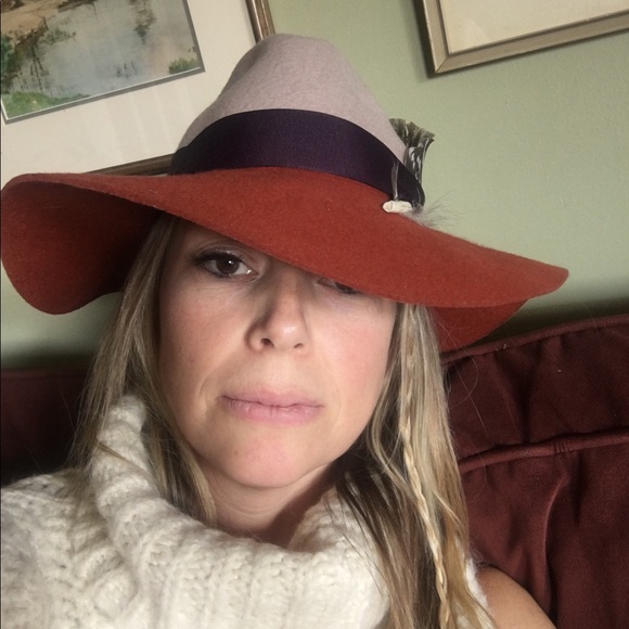 Profile Picture of Shannon Hazell (@jewellery1) on Poshmark