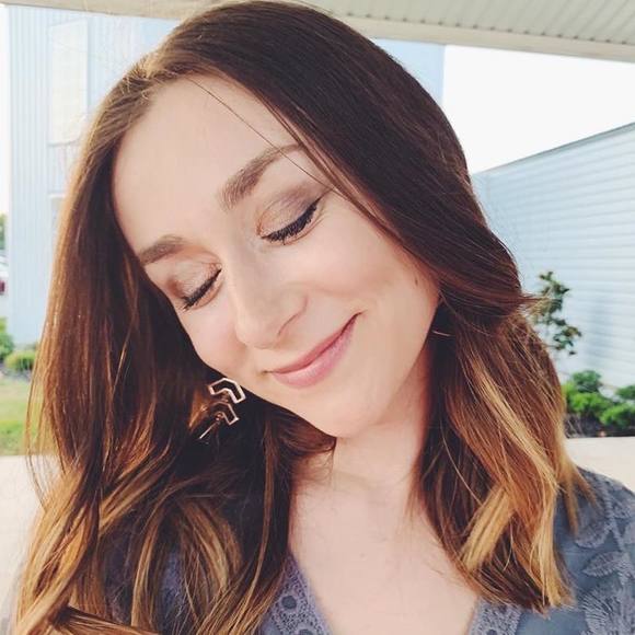 Profile Picture of Lauren Bacotti (@laurenbacotti) on Poshmark