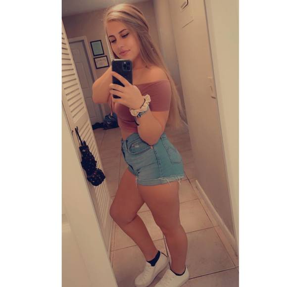 Emily Huffsmith - Poshmark Profile Picture of Emily Huffsmith (@emilllyann15) on Poshmark