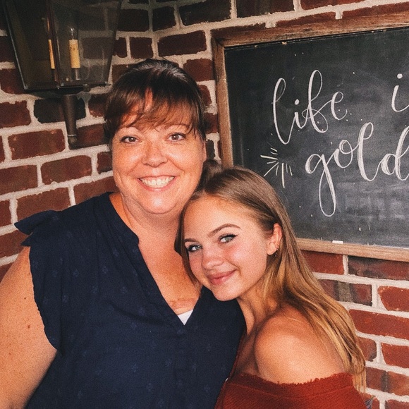 Profile Picture of Sophia Richardson (@sophiaajewel) on Poshmark