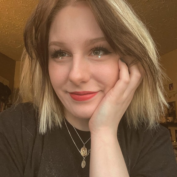 Profile Picture of Justine Osterkamp (@j_osterkamp) on Poshmark