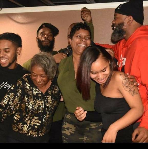 Monique Dotson - Poshmark Profile Picture of Monique Dotson (@moniquesbeauty) on Poshmark