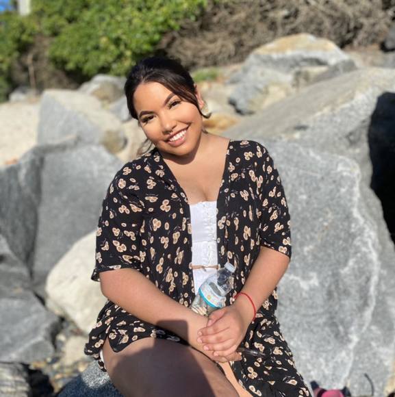 Profile Picture of Elyze Ureño (@elyzeureno) on Poshmark