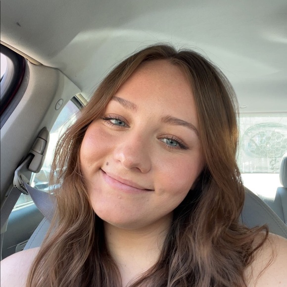 Profile Picture of Lauren Mason (@laurenmason27) on Poshmark