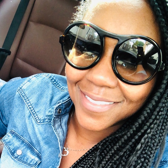 Profile Picture of Andrea Shell (@dreas_s) on Poshmark