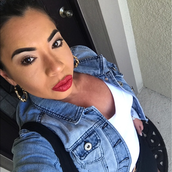 Profile Picture of Linda Santiago (@lsantiago1987) on Poshmark