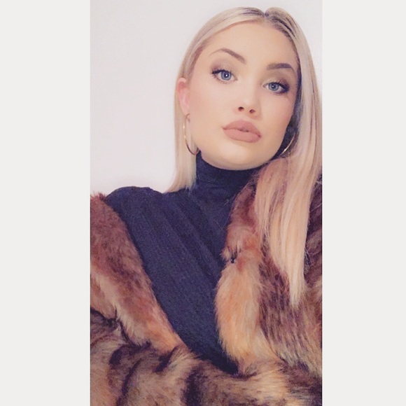 Profile Picture of Hallee Bowyer (@a_versthreads) on Poshmark