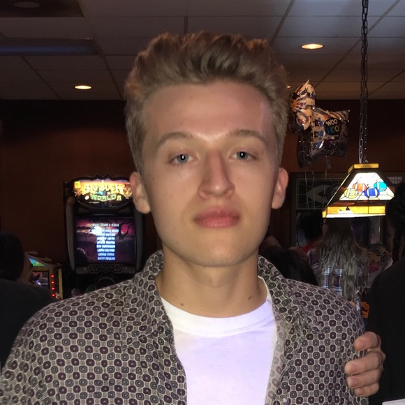 Profile Picture of Kenneth Carpenter (@kennethdemetri) on Poshmark