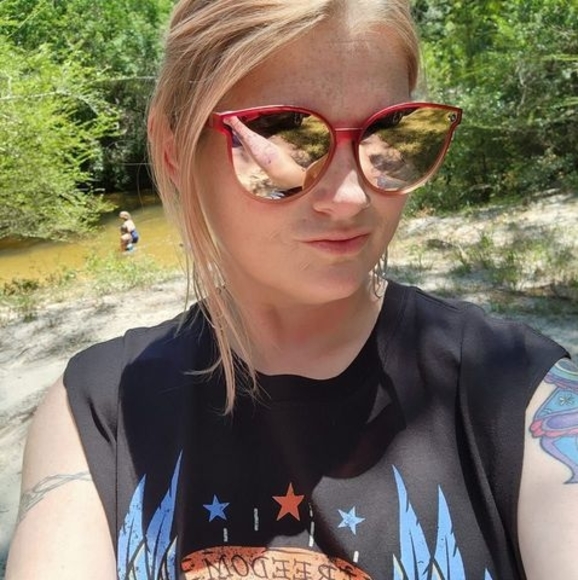 Profile Picture of April Bradshaw (@blueeyestadie4) on Poshmark