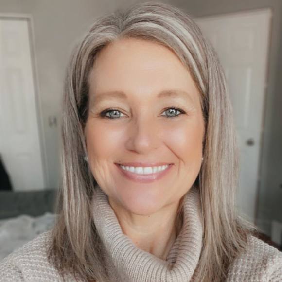 Amanda Schluter utz - Poshmark Profile Picture of Amanda Schluter utz (@amandau04) on Poshmark