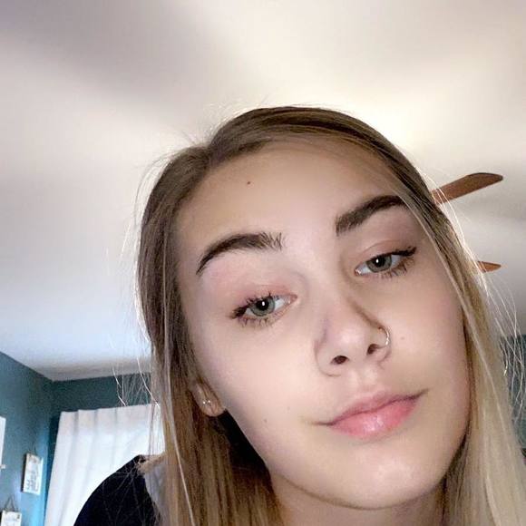 Arinn Homen - Poshmark Profile Picture of Arinn Homen (@arinnh15) on Poshmark