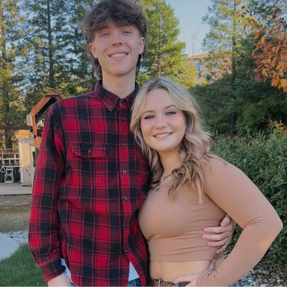 Profile Picture of Taylor Winarski (@taylor_winarski) on Poshmark