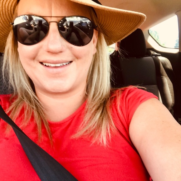 Profile Picture of Renee Bilodeau (@reneeb443) on Poshmark