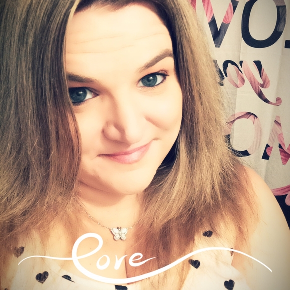 Profile Picture of Renee Mackner (@nay82fla) on Poshmark