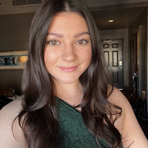 Profile Picture of Danielle Lanford (@danielle1143) on Poshmark