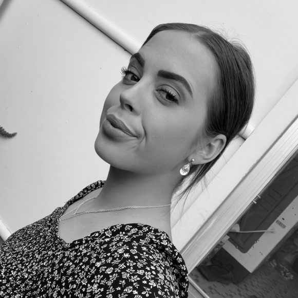 Profile Picture of Holley Tailby (@holleytailby) on Poshmark