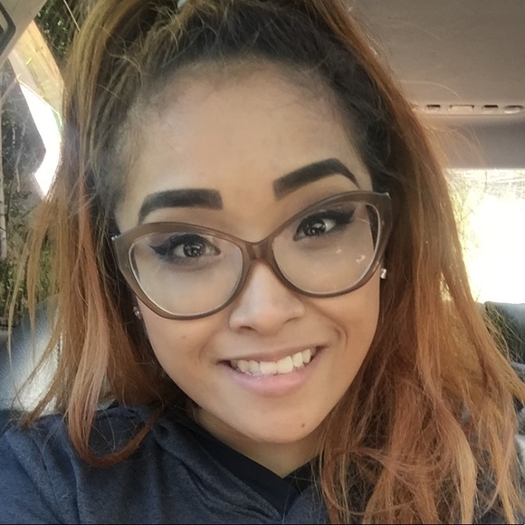 Profile Picture of Shannel Hernandez (@shannelgh) on Poshmark