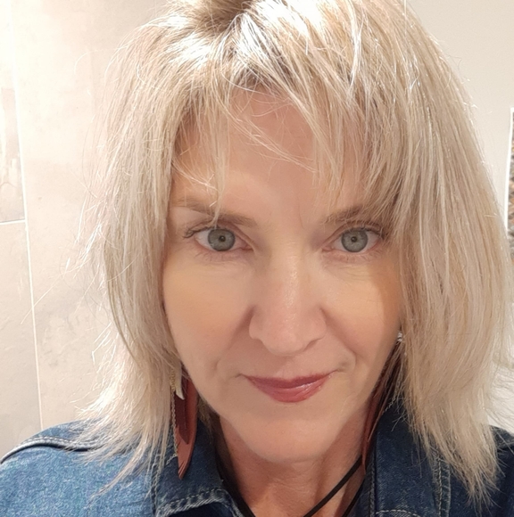 Profile Picture of Tanya Callaghan (@tanyacallaghan) on Poshmark