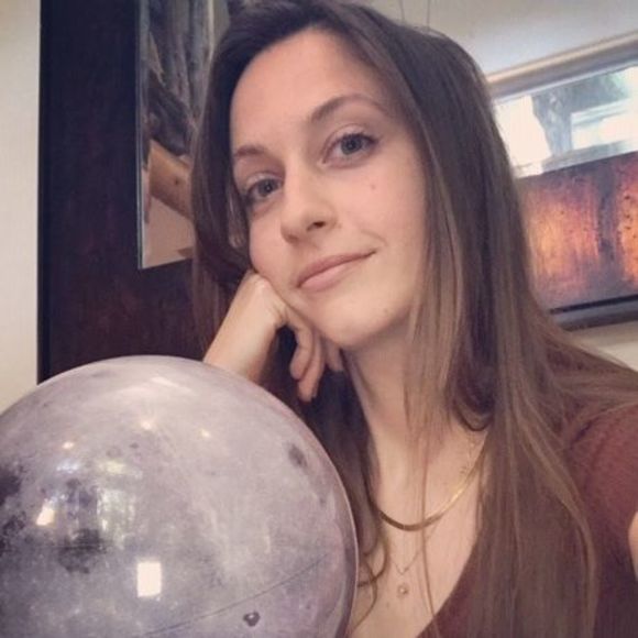 Profile Picture of Sarah Comer (@queenbee422) on Poshmark