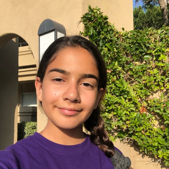 Profile Picture of Nila Tehrani (@nilatehrani_) on Poshmark