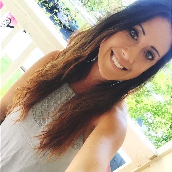 Profile Picture of Victoria Holbrook (@vjholbrook) on Poshmark