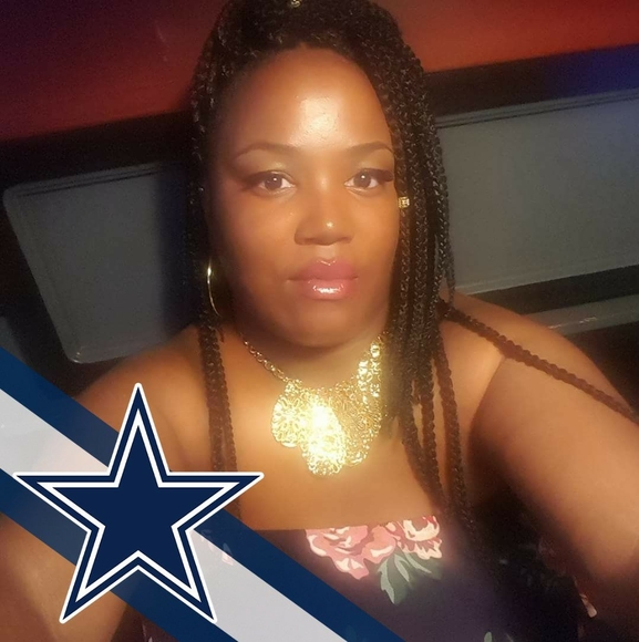 Profile Picture of Cassandra Moore (@aidenma) on Poshmark