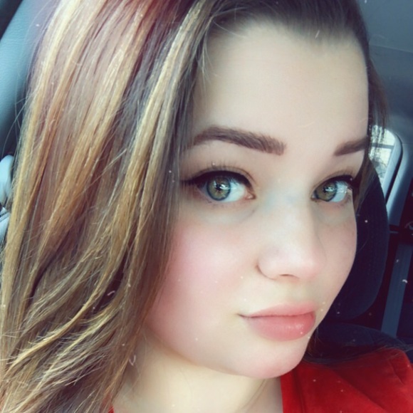 Profile Picture of Sarah Szymaszek (@sarah_szymaszek) on Poshmark