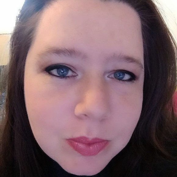 Profile Picture of Sandra Howley (@daveysdarkangel) on Poshmark