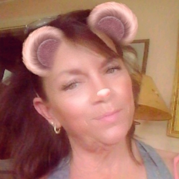 Profile Picture of Belinda Scripture (@belindascriptur) on Poshmark
