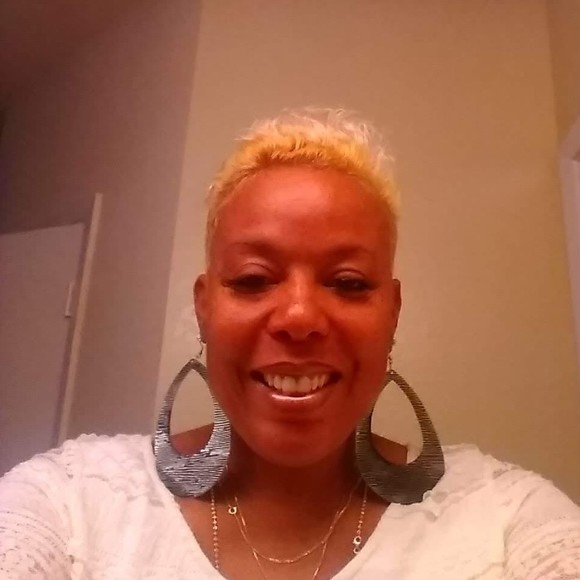 Profile Picture of Lorna Paul (@lornapaulh68) on Poshmark