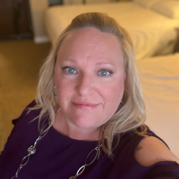 Profile Picture of Amy Burks (@aburks75) on Poshmark