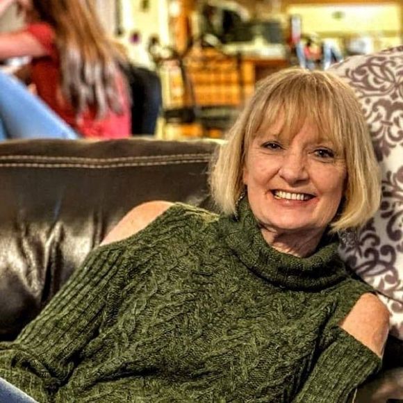 Profile Picture of Robin Moeller (@robinmoeller) on Poshmark
