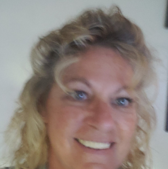 Profile Picture of Debbie Applegate (@debbieappleg762) on Poshmark