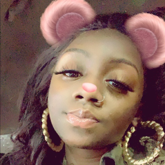 Profile Picture of Alaina Redditt (@alainaaav1) on Poshmark