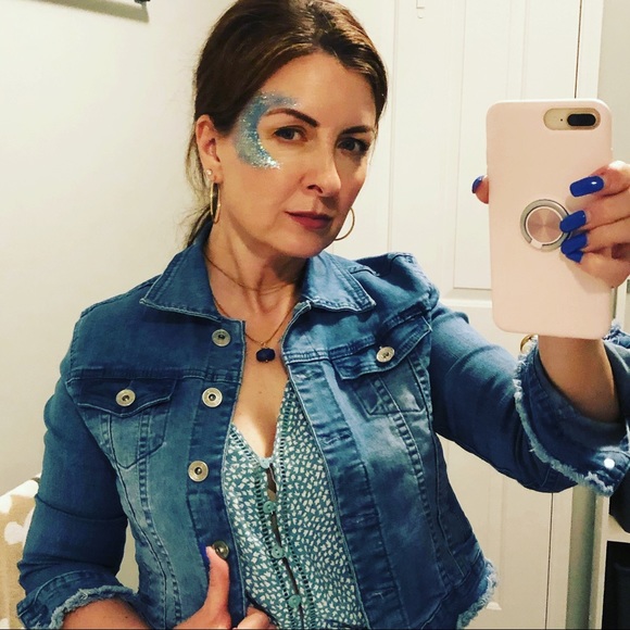 Profile Picture of Julie Roker (@juwely) on Poshmark