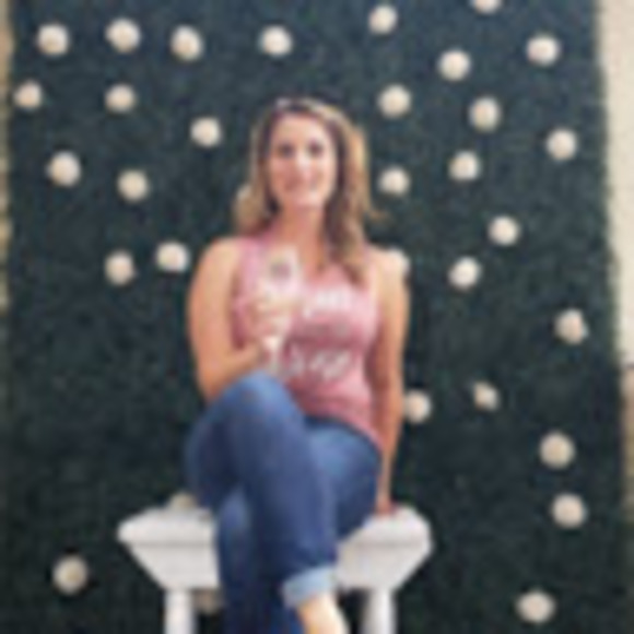 Profile Picture of Nichole Foppiano (@n_foppiano) on Poshmark