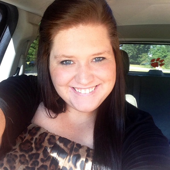 Profile Picture of Carlye Laboone (@carlyel92) on Poshmark