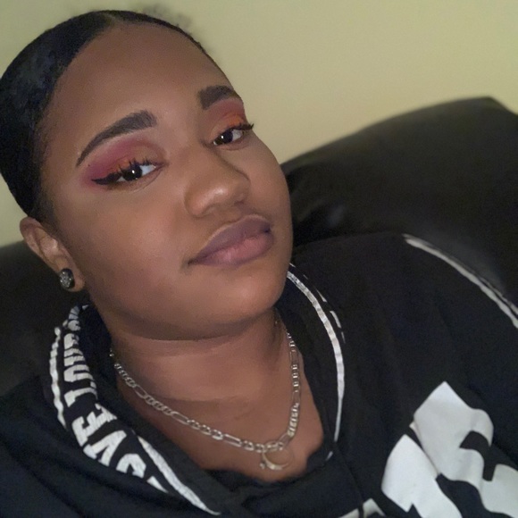 Profile Picture of Keely Biddlecom (@keebiddle) on Poshmark