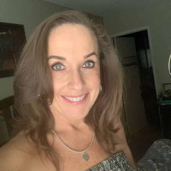 Profile Picture of Lori Guzman (@loriguzman865) on Poshmark