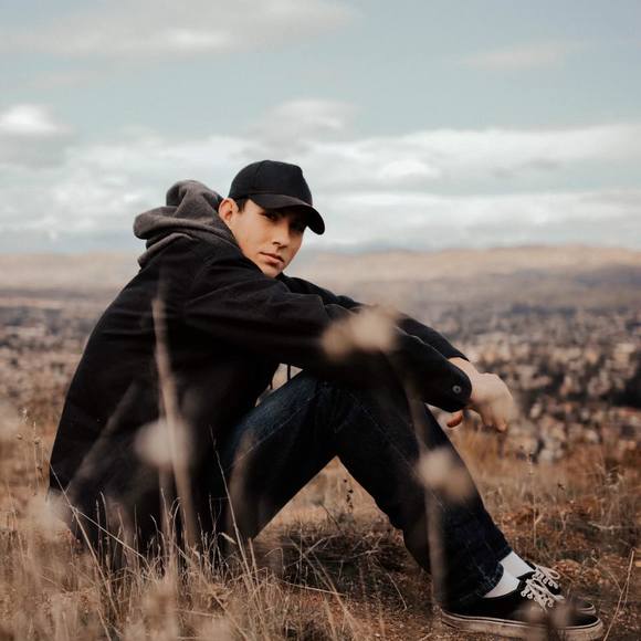 Profile Picture of Blake Lundy (@giraph) on Poshmark