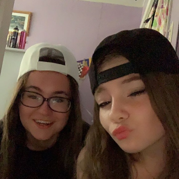 Profile Picture of Julianna Schafer (@juliannaschafer) on Poshmark