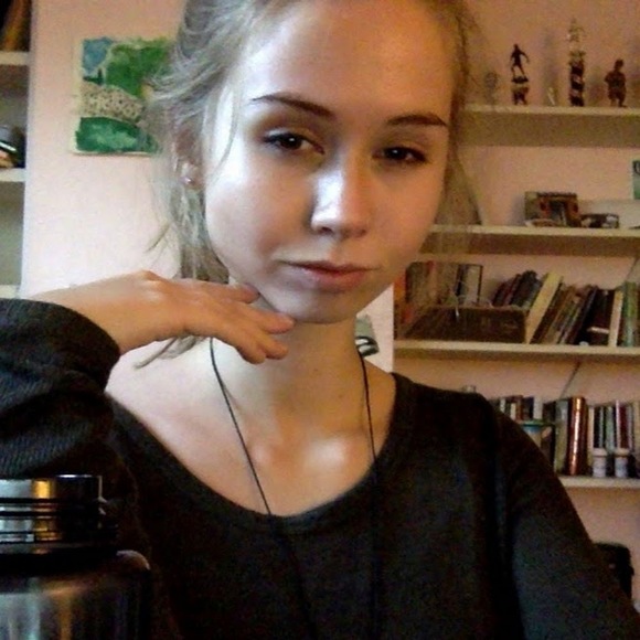 Profile Picture of Sylvia Grape (@sylversgrape) on Poshmark