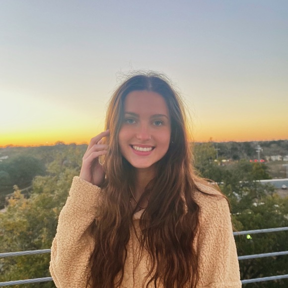 Profile Picture of Micayla Decuir (@micayladecuir) on Poshmark